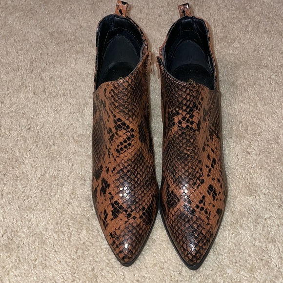 S17 - NWOT faux brown & black snakeskin booties - Picture 5 of 7